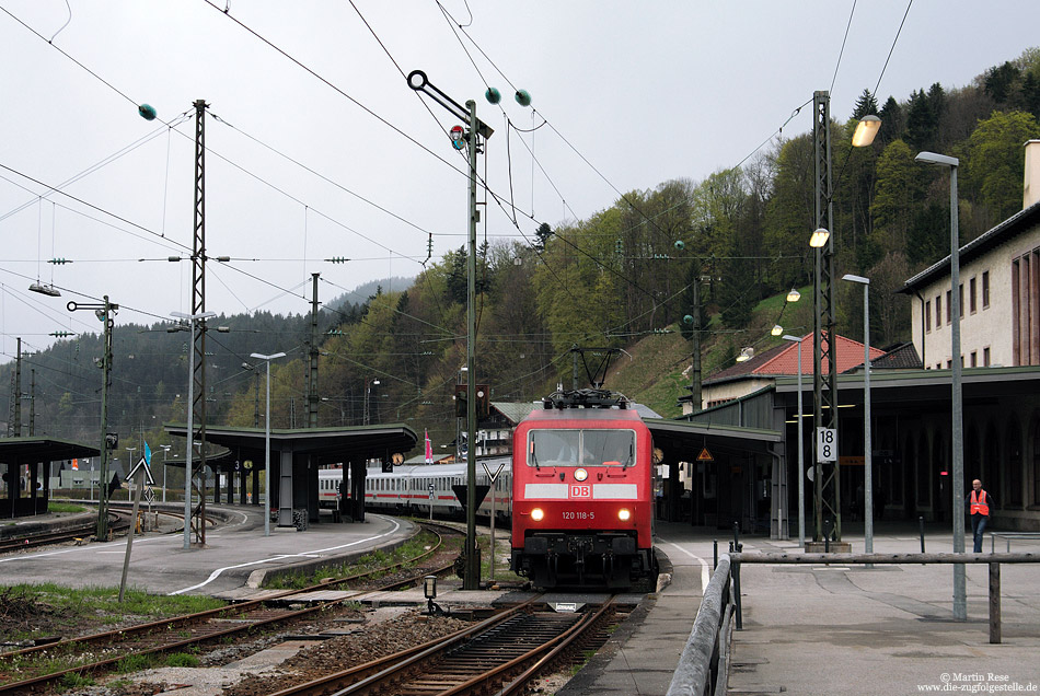 Nach dem der IC 2083 die Urlauber aus Norddeutschland nach Berchtesgaden gebracht hatte, kehrt der Zug als RB59082 zurück nach Freilassing. Fotografiert bei der Ausfahrt aus Berchtesgaden Hbf, 13.4.2011.