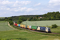 Wenige hundert Meter weiter südlich befindet sich eine der bekanntesten Fotomotive dieser Strecke. Hier hat die 1216 950 der „Wiener Lokalbahnen“ ebenfalls einen Containerzug am Haken. 17.6.2011
