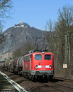 Auch im Jahr 2011 kann DB-Schenker noch nicht auf die Oldies der Baureihe 140 verzichten. Unterhalb des Drachenfels fährt die 140 169 (Baujahr 1960) mit einem Kesselwagenzug gen Süden. 23.3.2011