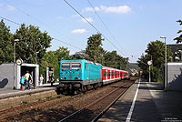 Die im September 2010 für den „Melez-Zug“ entsprechend lackierte 143 247 befindet sich nach wie vor im normalen 143-Umlauf. Da die Düsseldorfer 143-Leistungen überwiegend auf der S6 zwischen Essen und Köln Nippes erbracht werden, kann man die Lok auch häufig auf dieser Linie antreffen. Mit der S6 nach Köln Nippes erreicht die 143 247 den Haltepunkt Düsseldorf Rath Mitte. 2.9.2011