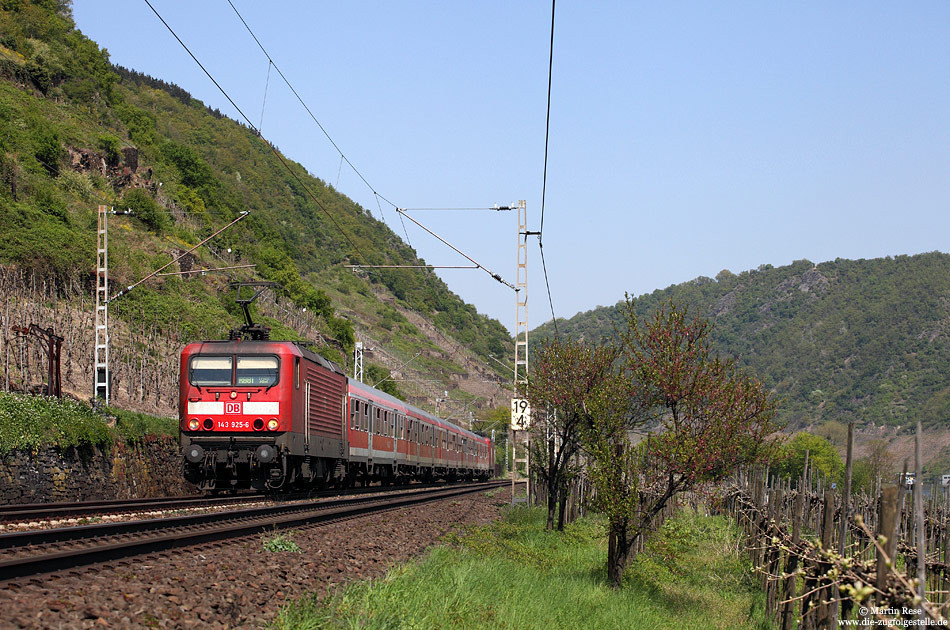 Ein weiteres Foto vom Ersatzverkehr auf der Moselstrecke zeigt die RB12224 (Koblenz – Trier), fotografiert zwischen Lehmen und Kattenes. Eingesetzt waren hier die 143 925 und 905 in „Sandwichbetrieb“. 19.4.2011