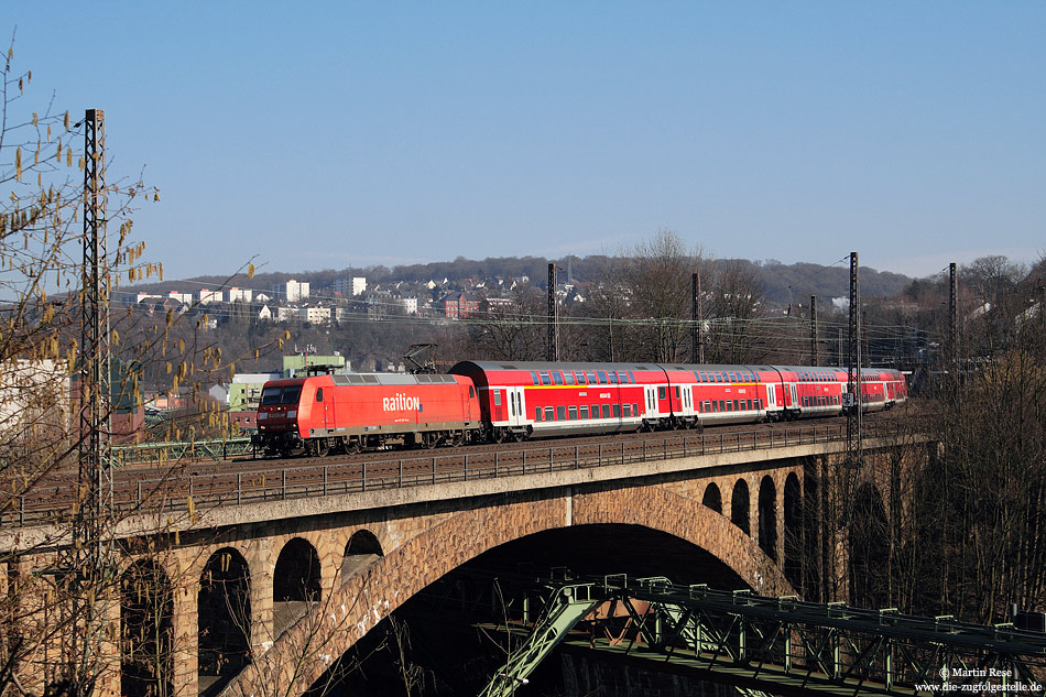 Der Fahrzeugengpass in NRW sorg für Einsätze der Baureihe 145 bei DB-Regio, auf der RE4. Mit dem RE10414 aus Dortmund fährt die 145 042 bei Wuppertal Zoologischer Garten nach Aachen Hbf. 21.2.2011