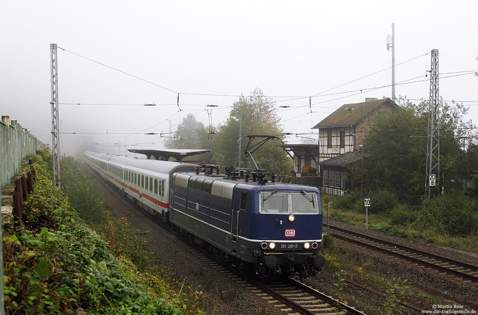 Ein Besuch an der Moselstrecke führte mich am 14.10.2011 nach Kattenes. Wie so oft im Herbst begann dieser Tag mit dichtem Nebel, der sich erst im Laufe des Vormittags auflöste. Mit dem IC138 (Koblenz – Luxemburg) passiert die 181 201 den Haltepunkt Kattenes.  
