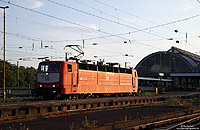 181 213 in orientrot im Bahnhof Karlsruhe Hbf