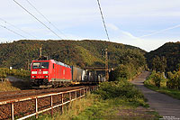 Im letzten Sonnenlicht des 14.10.2011 fährt die 185 034 bei Winningen moselaufwärts nach Ehrang.