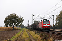 Am 24.10.2011 haben sich die Wetterfrösche ganz gewaltig geirrt! Obwohl ein wolkenloser Herbsttag voraus gesagt war, zeigte sich der Himmel über der Pfalz den ganzen Tag bewölkt. Bei Böhl Iggelheim fährt die 185 137 mit einem gemischten Güterzug nach Mannheim Rbf.