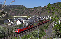 Vor der Kulisse des Moselortes Neef fährt die 185 270 mit einem gemischten Güterzug nach Ehrang. 19.4.2011