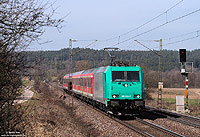 Der noch immer nicht zugelassene E-Talent sorgt vielerorts für recht bunten Ersatzverkehr. So wird die Nürnberger  S3 (Nürnberg Hbf - Neumarkt/Oberpf.) derzeit mit angemieteten Lokomotiven der Baureihe 185 und n-Wagen gefahren. Mit der S30331 habe ich die 185 633 kurz vor Pölling fotografiert. 24.3.2011
