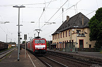 Zusammen mit der 189 054 bespannt die 189 083 einen Kohlezug nach Dillingen, fotografiert bei der Durchfahrt in Rheinbrohl. 19.5.2011