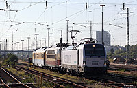 Mit dem "VECTRON" von Siemens gibt es ein neues Gesicht auf Deutschlands Gleisen. Mit dieser als Baureihe 193 bezeichneten Universallok verlässt Siemens die bewährte „EuroSprinter-Plattform“ beim Lokomotivbau. Am 17.8.2011 war die 193 921 mit der 103 222 und einem Messwagen auf Probefahrt, fotografiert in Mannheim Hbf.