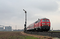Aufgrund des hohen Schadbestandes beim „Talent“ werden derzeit auf der Strecke Bonn – Bad Münstereifel zwei Umlauftage mit der Baureihe 218 und n-Wagen gefahren. Mit der RB11653 nach Bonn Hbf passiert die 218 139 das Einfahrsignal von Kuchenheim. 20.1.2011