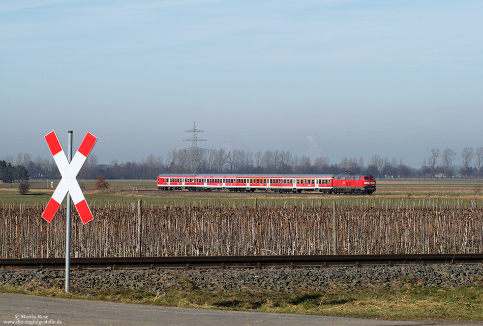 Nahe der Ausweichanschlussstelle (Awanst) Oberdrees schiebt die 218 139 die RB11642 nach Euskirchen. Im Vordergrund ist das Gleis der Anschlussstelle zu sehen. 9.2.2011