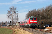 Zwischen Kuchenheim und Odendorf kreuzt die KBS475 die stark befahrende B56. Hier fährt die 218 208 mit der RB11641 nach Bonn Hbf. 7.2.2011