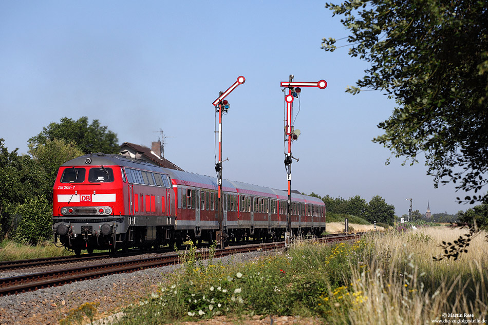 Auch im Juni wurde die Baureihe 218 auf der Voreifelstrecke eingesetzt. Am 27.6.2011 schiebt die 218 208 die RB11624 in Odendorf nach Euskirchen. Die Tage der Formsignale auf dieser Strecke sind schon gezählt – im September soll das ESTW in Betrieb gehen!