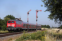 Auch im Juni wurde die Baureihe 218 auf der Voreifelstrecke eingesetzt. Am 27.6.2011 schiebt die 218 208 die RB11624 in Odendorf nach Euskirchen. Die Tage der Formsignale auf dieser Strecke sind schon gezählt – im September soll das ESTW in Betrieb gehen!