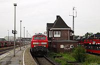 218 342 mit IC2315 in Bahnhof Westerland im Regen