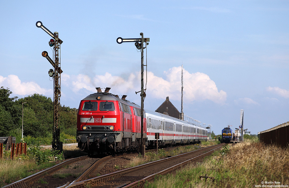 In Keitum hat der IC2310 die Kreuzung mit der NOB81729 abgewartet und beschleunigt nun für die letzten vier Kilometer bis zum Zielbahnhof Westerland. Zuglokomotiven waren an diesem 12.7.2011 die 218 397 und 218 385.