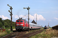 In Keitum hat der IC2310 die Kreuzung mit der NOB81729 abgewartet und beschleunigt nun für die letzten vier Kilometer bis zum Zielbahnhof Westerland. Zuglokomotiven waren an diesem 12.7.2011 die 218 397 und 218 385.