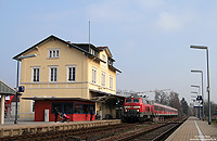 Bei der Einfahrt in Kandel habe ich am 31.1.2011 die 218 481 mit dem RE28018 nach Neustadt fotografiert. Die Baureihe 218 wird hier auf der KBS676 eingesetzt, da es derzeit auch im Kaiserslauterner Triebwagenbestand zu Engpässen kommt.