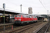 Zusammen mit der 218 491 hat die 218 481 den IC2012 nach Stuttgart gebracht. Nach der Weiterfahrt des Zuges nach Magdeburg, fahren die Lokomotiven in das Gleisvorfeld des Hauptbahnhofs, um in zwei Stunden den Gegenzug IC2013 nach Oberstdorf zu bespannen. 23.12.2011
