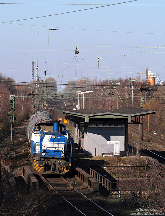Aufgrund von Bauarbeiten auf der mittleren Emschertalbahn wird die Strecke Oberhausen - Wanne Eickel verstärkt von Güterzügen befahren. Mit einem Kesselwagenzug nach Herne passiert die 275 631 der Duisport-Rail den Bahnhof Essen Bergeborbeck. 8.3.2011