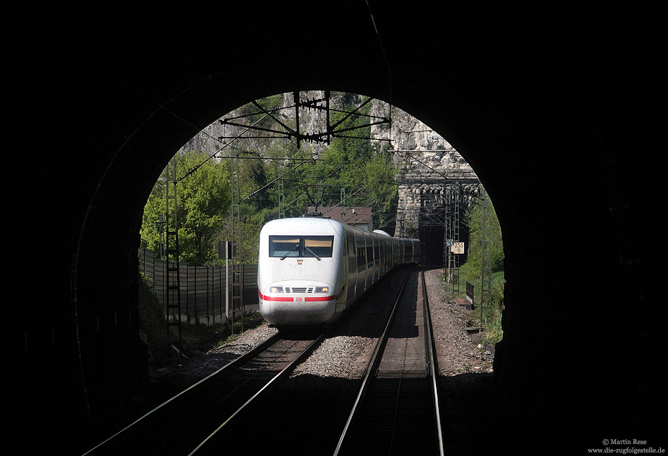 Auf dem Weg von Basel nach Köln begegnete mir in Idstein der ICE72, der in wenigen Augenblicken in den Kirchberg-Tunnel einfahren wird. 18.4.2011