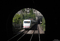 Auf dem Weg von Basel nach Köln begegnete mir in Idstein der ICE72, der in wenigen Augenblicken in den Kirchberg-Tunnel einfahren wird. 18.4.2011