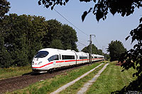 Neben dem Güterverkehr wurde auch der Fernverkehr über die zum Teil eingleisige Strecke Viersen - Venlo geleitet. Bei Boisheim fährt der 406 584 als ICE154 nach Amsterdam. 1.8.2011