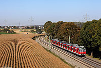 Als Projekt "ET 420Plus" wurden 2005 zwei Triebwagen der Baureihe 420 (420 400 und 420 416) im Werk Krefeld Oppum modernisiert. Es blieb allerdings bei den zwei Einzelgängern, die heute überwiegend auf der S60 (Böblingen - Maichingen) zum Einsatz kommen. Am Vormittag des 4.10.2011 war der 420 416 nahe Maichingen auf dem Weg nach Böblingen. Da in Maichingen derzeit nur ein Bahnsteig in Betrieb ist, fährt der Zug auf dem Gegengleis bis Sindelfingen.