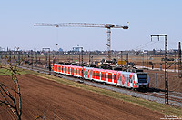Seit Anfang 2011 lockern zwei mit Werbung für die Frauen-Fußball-WM beklebte 425 das verkehrsrote Einerlei bei dieser Baureihe ein wenig auf. Einer dieser Züge ist der 425 260, der am 7.3.2011 als RE28285 bei Heidelberg Wieblingen/Pfaffengrund auf dem Weg nach Heilbronn war.