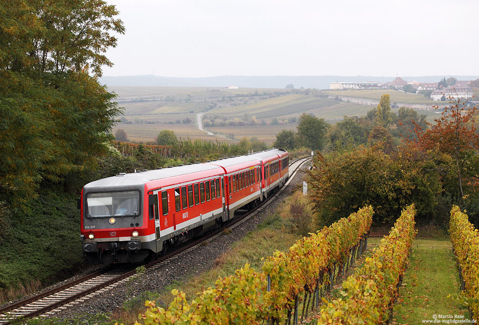 Die Strecken rund um Grünstadt sind eine Domäne der Ludwigshafener 628. Am 24.10.2011 fahren die 628 207 und 628 468 als RB28447 bei Herxheim am Berg nach Neustadt (Weinstr.). 24.10.2011