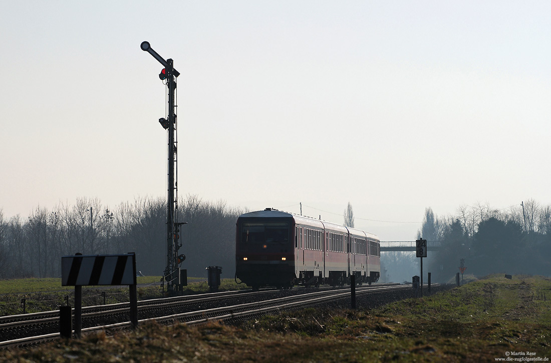 An der gleichen Stelle fährt der 628 637 und 628 686 als RE12080 (Trier – Köln Deutz) in die Gegenrichtung. 