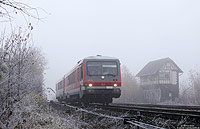 In Vorbereitung für die Erweiterung der Galerie „Eisenbahn in der Eifel“ besuchte ich am 14.11.2011 noch einmal die KBS478. Leider verhinderte der Nebel an diesem Tag jegliche Sonnenfotos. Als RB12424 (Andernach – Kaisersesch) fährt der 629 305/628 305 in Kruft ein.