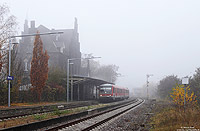 Neben Kruft besitzt auch der Bahnhof Mendig ein sehr schönes Empfangsgebäude. Interessant sind hier die Ausleger für die Beleuchtung des Mittelbahnsteigs! Hier habe ich den 629 313/628 313 fotografiert, der als RB12433 auf dem Weg von Kaisersesch nach Andernach war. 14.11.2011