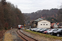 Eine weitere Strecke, die zum Fahrplanwechsel den Reisezugverkehr verlieren wird, ist die KBS592 von Berga Kelbra nach Stolberg (Harz). Im aktuellen Fahrplan findet nur noch ein Wochenendverkehr statt. Am „Endbahnhof“ Stolberg, der unlängst zum Haltepunkt degradiert wurde, wartet der 642 699 als RB34951 auf die Abfahrtzeit nach Berga Kelbra. 19.11.2011
