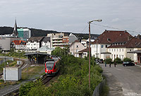Im schäbigen Zustand befindet sich das Areal des Bahnhofs der Kreisstadt Gummersbach. Aufgrund eines Dammrutsches bei Kotthausen enden die stündlich verkehrenden Regionalbahnen derzeit hier. Am 9.6.2011 wartet der 644 011 auf die Rückfahrt nach Köln.