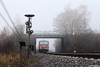 Planmäßig werden auf dem Abschnitt Andernach – Kaisersesch zweimotorige 628 (629 + 629) eingesetzt. Wenn nicht ausreichend Fahrzeuge zur Verfügung stehen, kommen hier auch normale 628 zum Einsatz. Pünktlich auf die Minute passiert der 628 648 als RB12442 (Andernach - Mayen Ost) das östliche Einfahrvorsignal des Bahnhofs Kruft! 14.11.2011