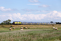 Zwischen Keitum und Westerland hat die DE2700-03 die NOB81752 (Hamburg Altona – Westerland)  am Haken. 12.7.2011 