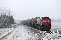 Am Nachmittag des 16.11.2011 war die DE62 der HGK mit einem leeren Kesselwagenzug nahe Emleben auf dem Weg nach Gotha. Auch nach Einstellung des Reisezugverkehrs wird der sechs Kilometer lange Abschnitt bis Emleben weiterhin von diesen Kesselwagenzügen befahren.