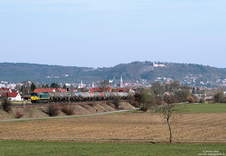 Vor der Kulisse von Pölling fährt die DE63 der HGK mit einem Kesselwagenzug in Richtung Nürnberg. 24.3.2011