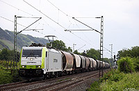 Nahe Hammerstein fährt die E186 237 von „Captrain“ mit einem Getreidezug in Richtung Norden. 19.5.2011