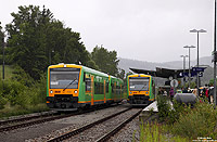 Auf den Strecken der „Zwieseler-Spinne“ erbringt die Regentalbahn die Zugleistungen im Auftrag von DB-Regio. Am verregneten 18.6.2011 verlassen der VT24 und VT017 als RB5394 (Spicak – Plattling) den Bahnhof Zwiesel. Im Nachbargleis steht der VT22, der kurz darauf seine Fahrt als RB59890 nach Bodenmais antreten wird.