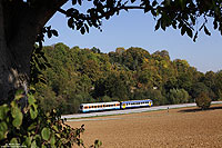 Auf der Strohgäubahn Korntal – Weissach kommen überwiegend Triebwagen vom Typ NE81 zum Einsatz. Bei Schwieberdingen fährt der, aus dem VT410 und VS201 gebildete, WEG1057 nach Korntal. 28.9.2011