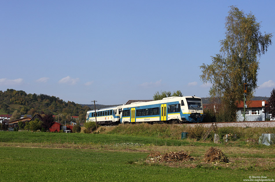Ein weiteres Foto der KBS787 zeigt den VT440 und VT421, unterwegs als WEG3271 von Oberndorf nach Schorndorf, fotografiert nahe Schlechtbach. 4.10.2011 
