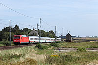 Auf dem Weg von Binz nach Karlsruhe hat der IC2377 soeben die Haltestelle Rambin passiert und wird nach wenigen Kilometern die Insel Rügen verlassen. Zuglok war an diesem 18.9.2012 die 101 055.