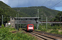 Auf dem Weg von Münster nach Klagenfurt passiert der mit der 101 094 bespannte EC115 das ehemalige Reiterstellwerk in Bingen Hbf. 3.8.2012
