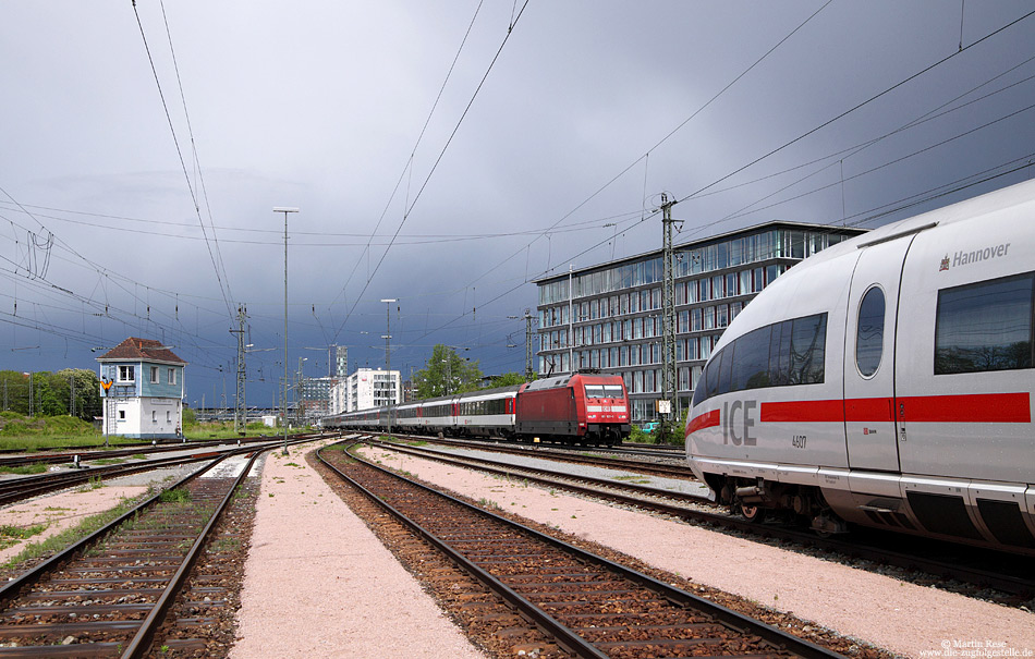 Aufgrund von Bauarbeiten endeten am 6.5.2012 einige Züge auf der Rheintalbahn bereits in Freiburg Hbf. So verkehrte auch der ICE105 nur zwischen Amsterdam und Freiburg. Am Endbahnhof angekommen wartet der 406 007 auf die Rückfahrt nach Amsterdam, während die 101 107 mit dem EC101 weiter gen Basel fährt.