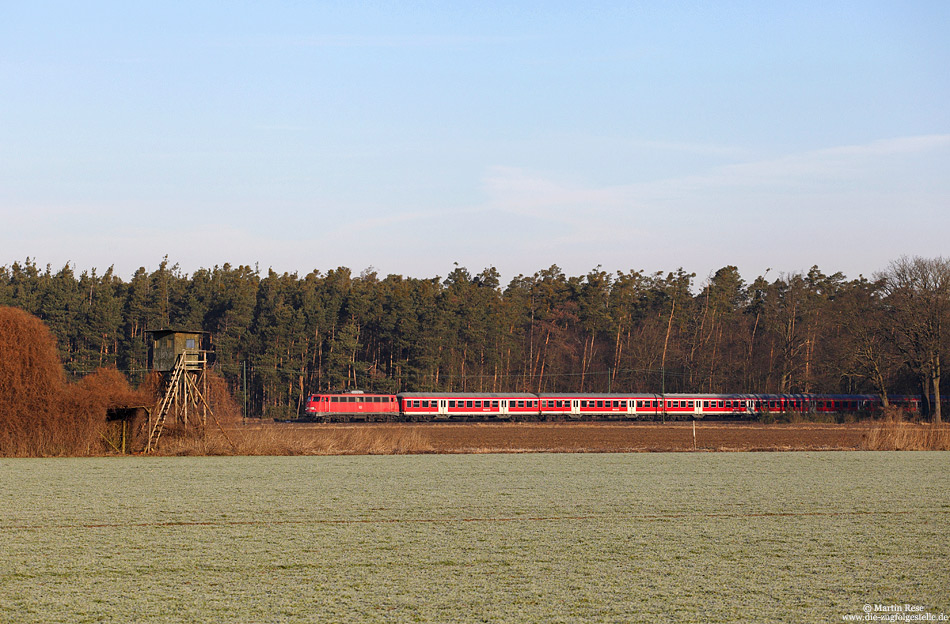 Aufgrund vom Triebwagenmangel bekam die 110 401, die einzige Lok ihrer Baureihe beim Bh Ludwigshafen, Anfang 2012 einen eintägigen Umlauf. Am Morgen des 22.2.2012 schiebt die 110 401 die RB38824 bei Friedrichstal nach Mannheim Hbf.