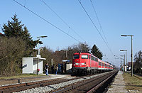 Auf dem Weg von Treysa nach Gießen legt der RE15021 in Anzefahr einen kurzen Zwischenhalt ein. Zuglok an diesem 14.3.2012 war die Frankfurter 110 409.