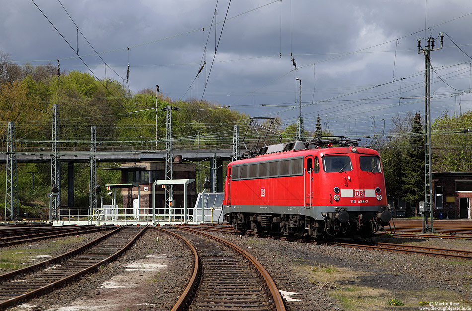 Nachdem die 110-Beheimatung bei Bw Braunschweig im Dezember 2011 aufgegeben wurde, fanden die verbliebenen Lokomotiven dieser Baureihe beim Bw Dortmund eine neue Heimat. So kam auch die 110 489 (ex 112 489) nach Dortmund, fotografiert am 22.4.2012 in Köln Bbf.

